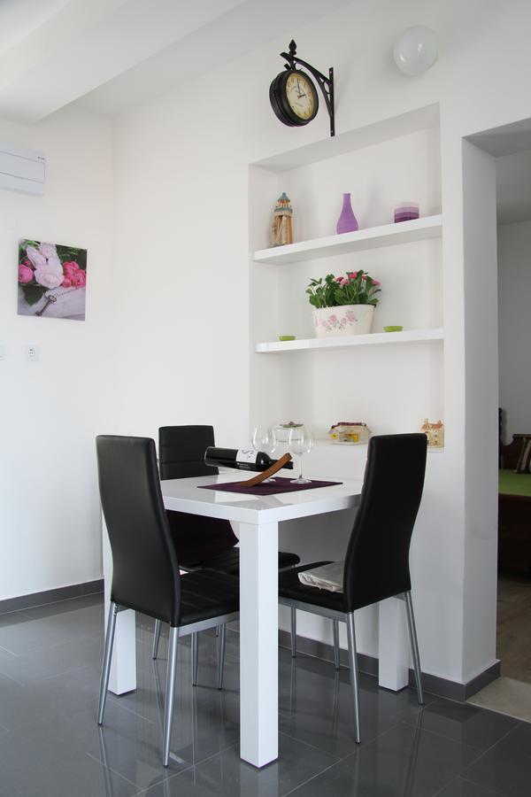 Apartment Paula With Private Jacuzzi And Parking- Near The Beach Zadar Exterior photo