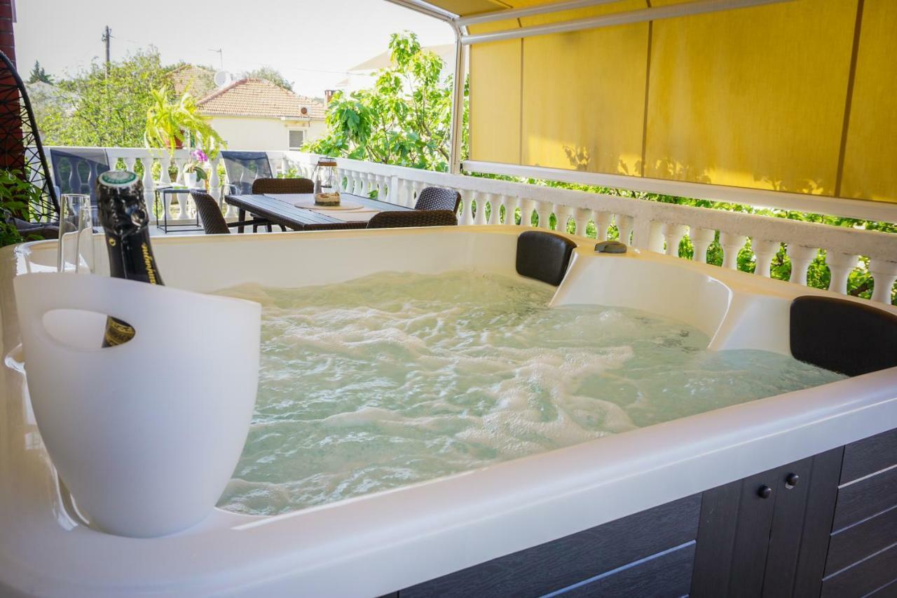 Apartment Paula With Private Jacuzzi And Parking- Near The Beach Zadar Exterior photo